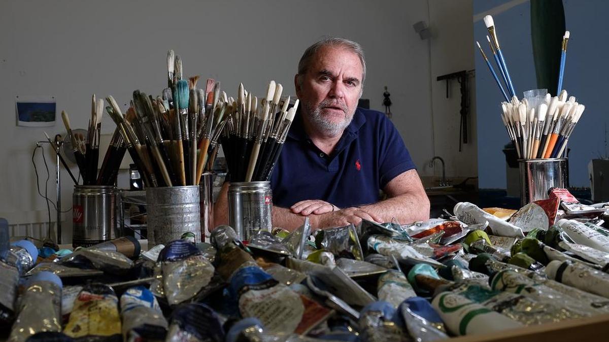 El pintor cubano Julio Larraz es visto durante una entrevista con EFE en su estudio ubicado en Miami, Florida (Estados Unidos). Al pintor cubano Julio Larraz su madre le decía de niño que era del "club de los salmones" porque le gustaba ir siempre a contracorriente, una preferencia que varias décadas después define su apreciado arte.