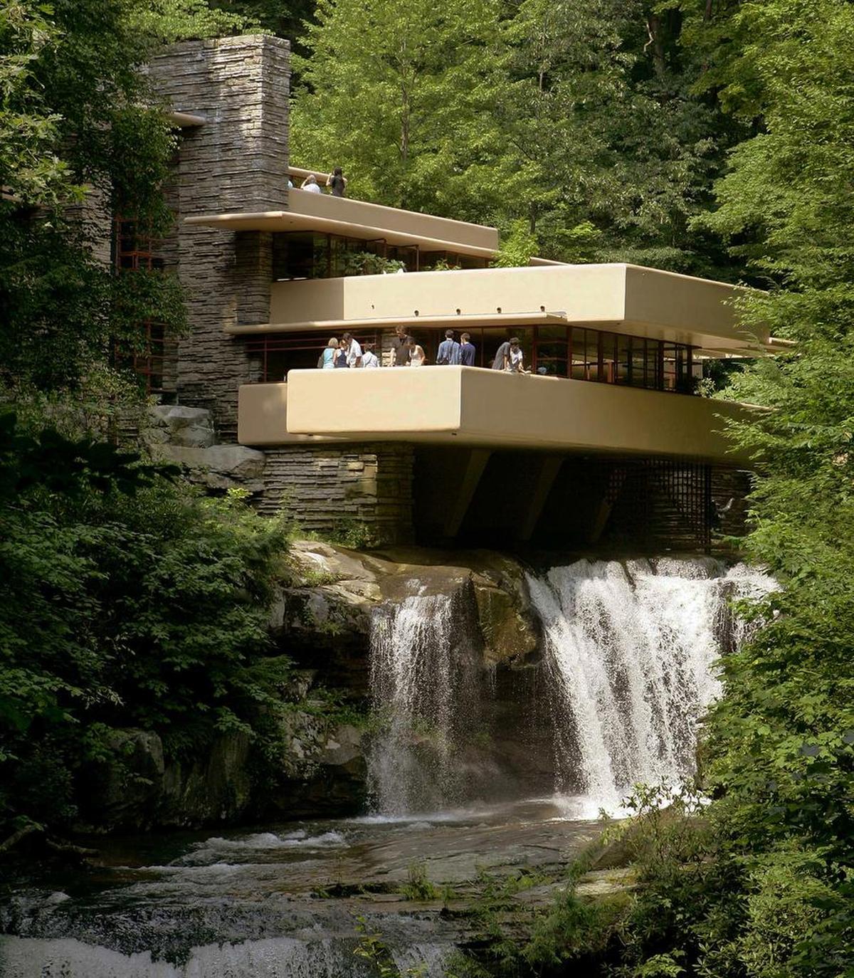 Esta foto del 23 de agosto de 2007 muestra Fallingwater, vivienda construida sobre una cascada en Bear Run, Pensilvania. Es una de las obras más conocidas del arquitecto Frank Lloyd Wright.