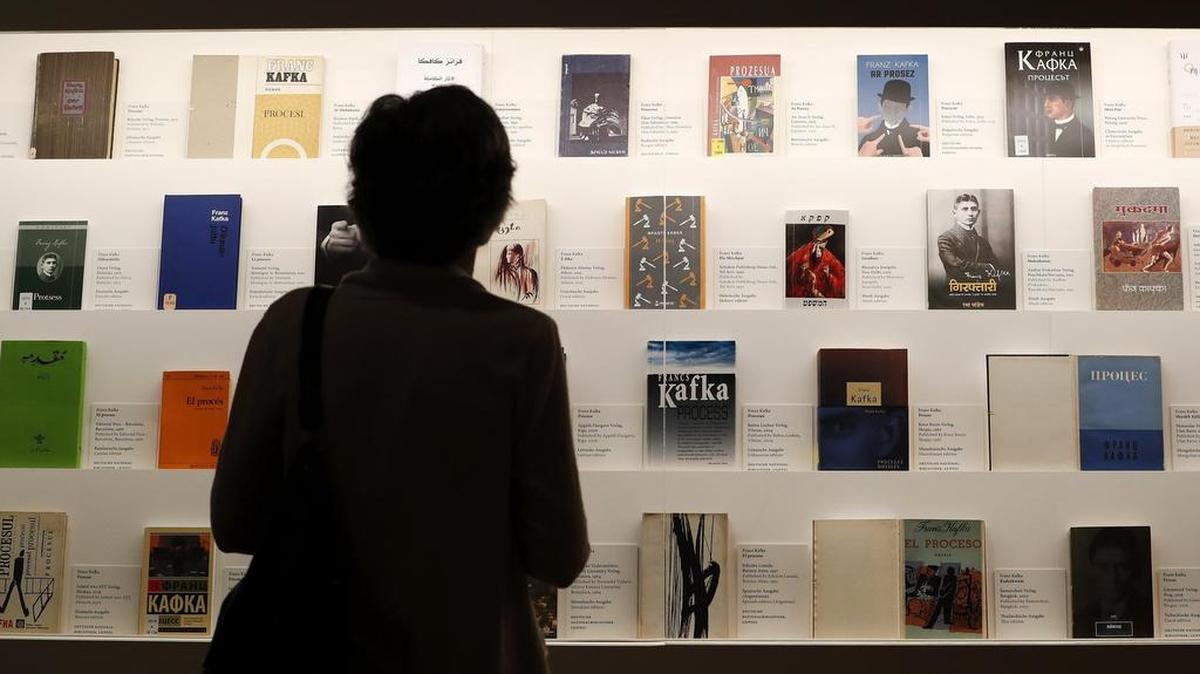 Diferentes portadas de la novela ‘El proceso’ del escritor Franz Kafka, que forma parte de la exposición ‘Frankz Kafka. El ensayo completo’ en el Martin-Gropius-Bau de Berlín (Alemania).