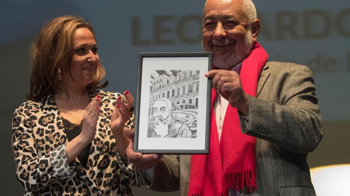 El escritor cubano Leonardo Padura recibe el premio de honor del Festival Aragón Negro (FAN) de manos de la consejera de Educación, Cultura y Deporte, Mayte Pérez (i), durante la gala celebrada esta noche en el Teatro Principal de Zaragoza.