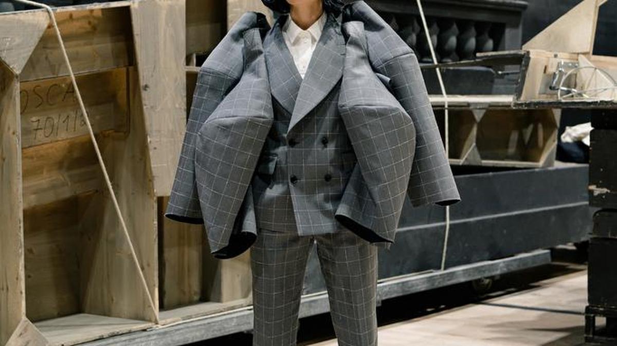 Un traje gris con múltiples brazos es el traje que llevó ‘Olrando’ en su encarnación masculina.