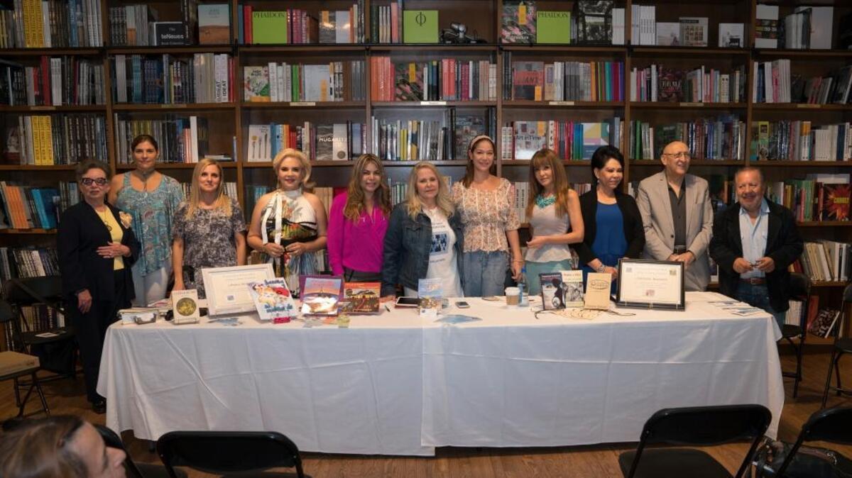 El grupo de Educa Hoy. Desde la izq.: Fefi Toll, Yoly Ripepi, Hanni Djoubi, Yolanda Ledesma, Jenny Villasana, Juana Frontera, Sabina Covo, Christina Balinotti, Felicia de Marín, Luis Carlos Fallón y Mario Andrés Reyes.
