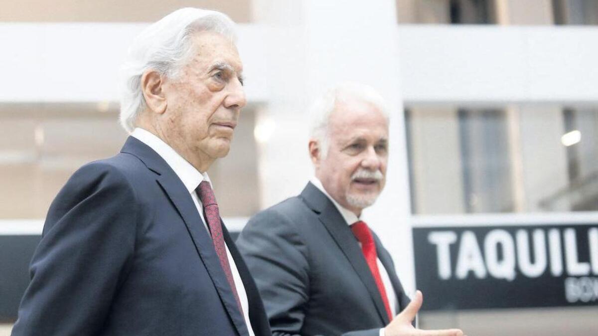 El escritor peruano Mario Vargas Llosa (i) y el presidente del patronato de la Universidad de Guadalajara (UDG), Raúl Padilla (d).
