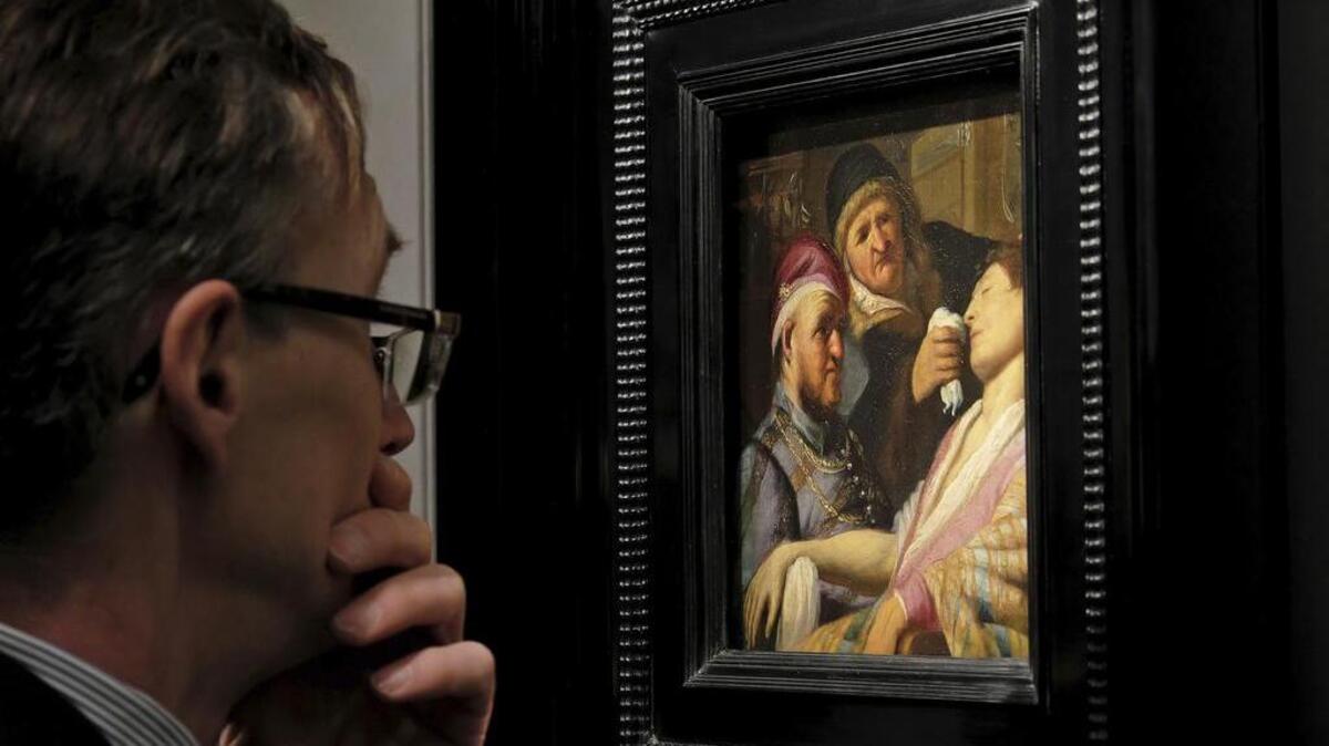Un visitante, en el stand de la Galerie Talabardon & Gautier, en la feria Tefaf, en Maastricht, Holanda, observa una pieza de Rembrandt recién descubierta, titulada “Unconscious Patient” (Sense of Smell), pintada entre 1624 y 1625.