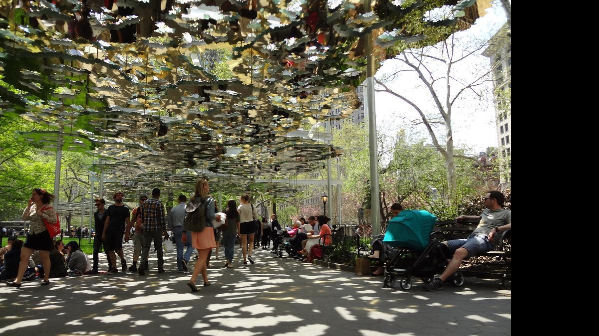 
La instalación de Teresita Fernández resulta una espectacular puesta en escena de dimensión instalativa-escultórica que resume las claves poéticas y estructurales contenidas en el trabajo de la artista cubanoamericana nacida en Miami.

