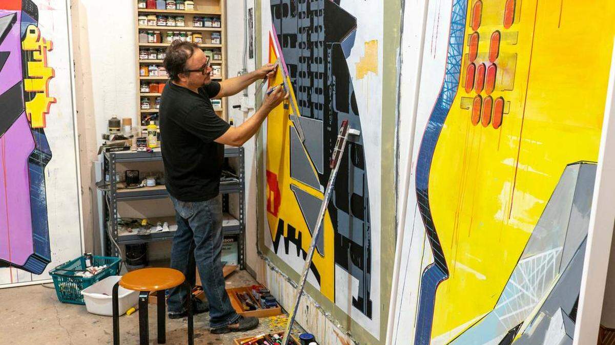 El artista Néstor Arenas trabajando en su estudio.