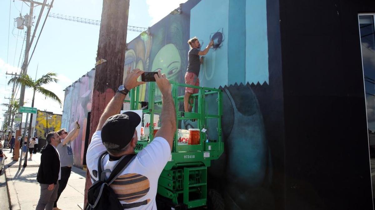 El artista callejero Seth Globepainter da los últimos toques a su mural en una pared de Wynwood Kitchen & Bar.