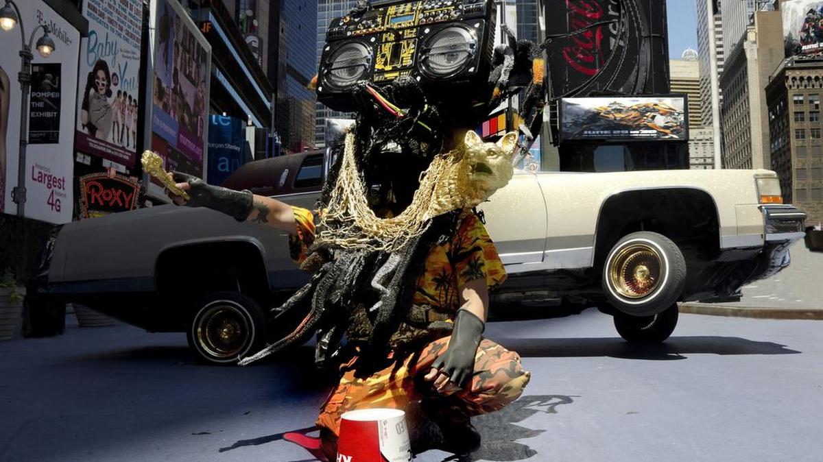 
‘Performance at the Center of The World’, 2011. Documentación de un performance del artista Irvin Morazán.
