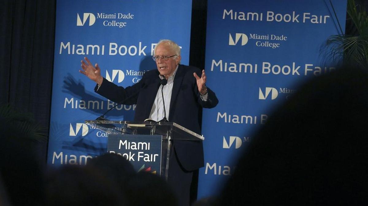 El senador Bernie Sanders habla de su nuevo libro, "Nuestra Revolución", en la Feria del Libro de Miami el sábado 19 de noviembre de 2016 en el campus Wolfson del Miami Dade College.