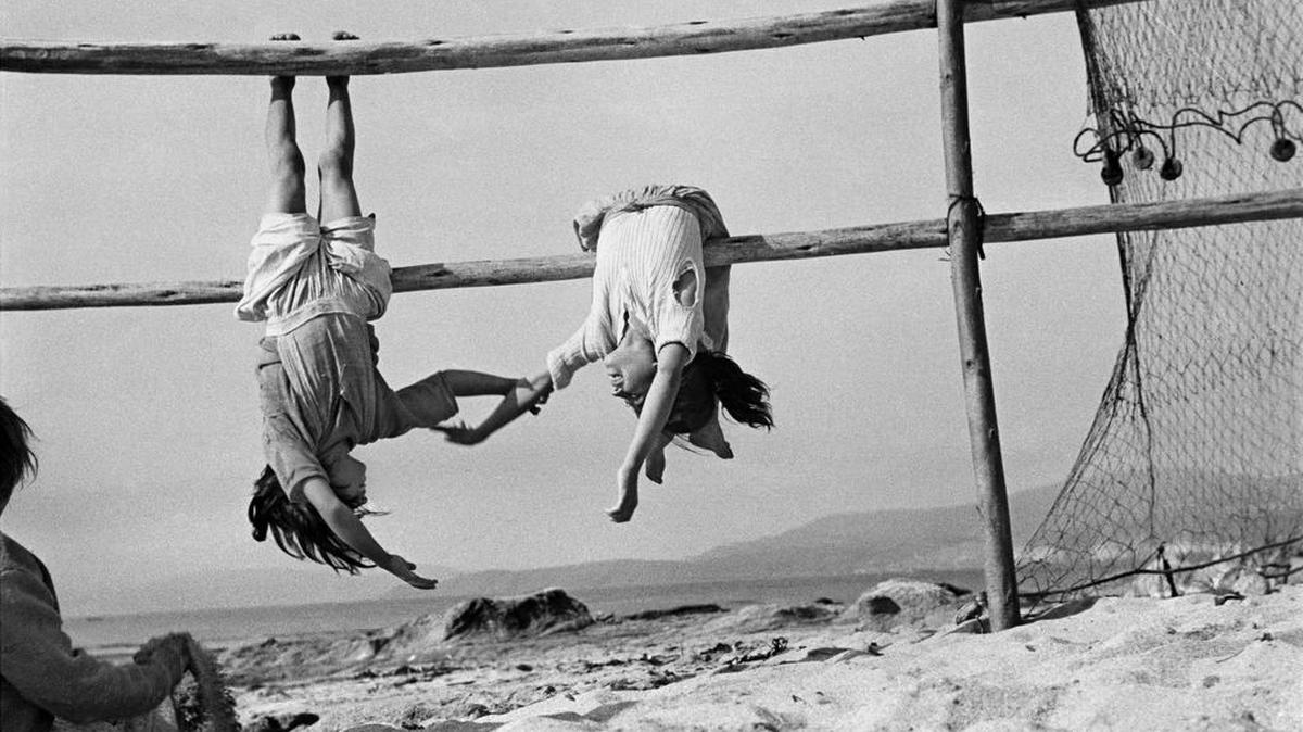 “Las hijas del Pescador”, tomada en 1956 en la aldea de Los Horcones, en Chile.