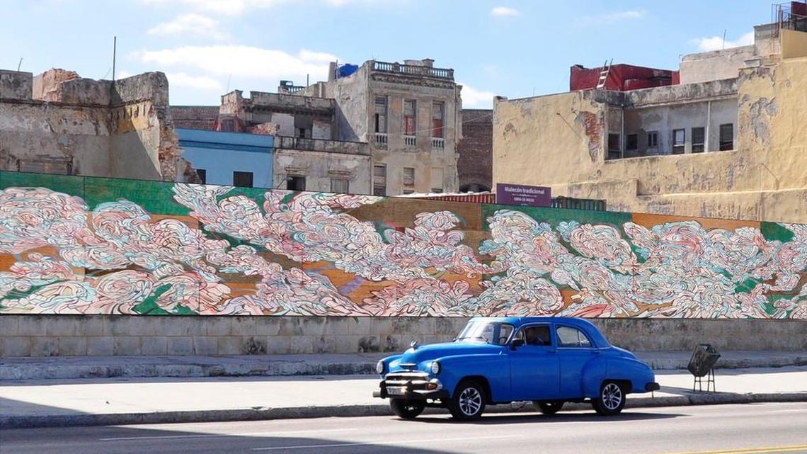 
Un mural del artista cubanoamericano residente en Nueva York, Emilio Pérez, comisionado para ‘Detrás del muro’, durante la pasada Bienal de La Habana.
