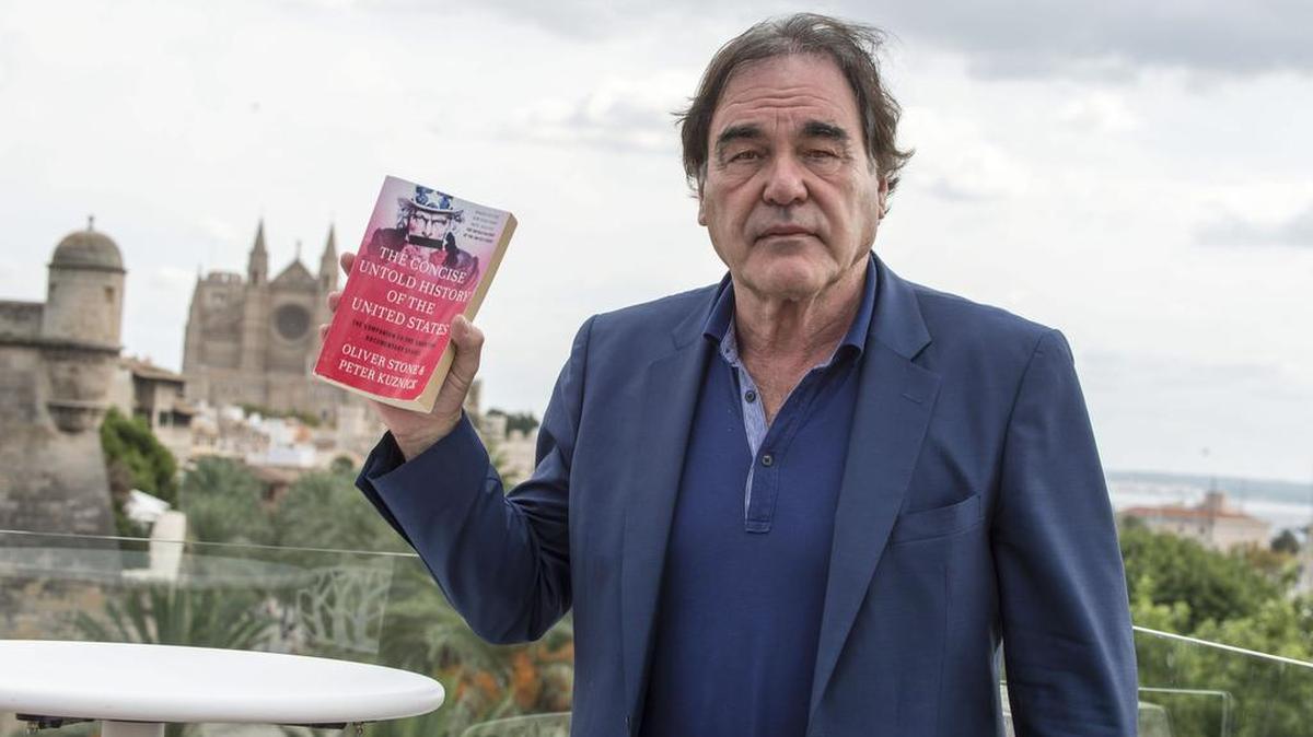 
 El cineasta Oliver Stone, coautor junto al historiador Peter Kuznick del libro "La Historia Silenciada de Estados Unidos", durante la entrevista concedida en Palma de Mallorca. 
