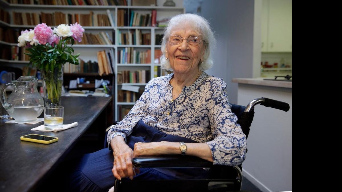 
La artista Carmen Herrera en su estudio en Nueva York. Herrera, quien cumplió 100 años el pasado 31 de mayo, dice que todavía está llena de ideas que quiere poner sobre el lienzo.
