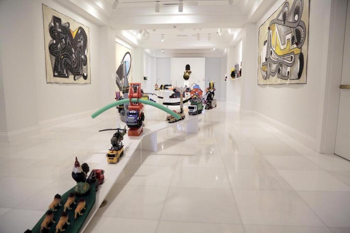 ‘In Transit’, instalación de Luis Cruz Azaceta como parte de la exhibición OF/BY/FOR, que se puede ver en el American Museum of the Cuban Diaspora in Miami hasta el 11 de marzo.