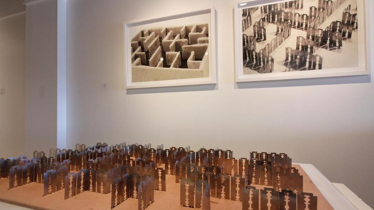 ‘Laberinto de hojas de afeitar 1’, 2014, de Ronald Morán.