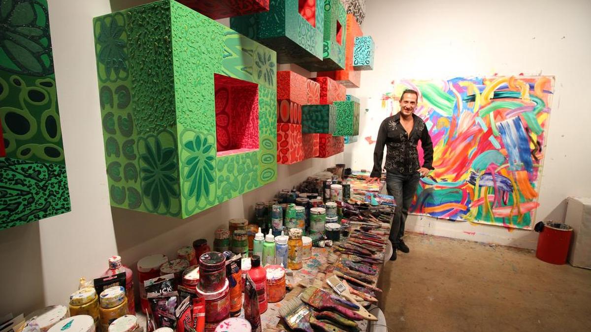 Pablo Contrisciani en su estudio, ubicado en el complejo de galerías de Laundromat Art Space, en el 5900 NE Second Ave., muestra sus obras más recientes.