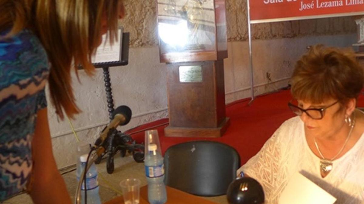 Uva de Aragón firmando su libro en la Feria del Libro de La Habana.