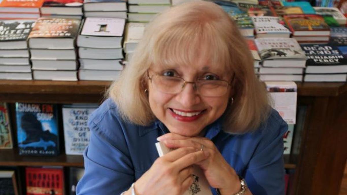 
La escritora Maricel Mayor Marsán, en la librería Books & Books, en Coral Gables, fue elegida recientemente miembro numerario de ANLE.
