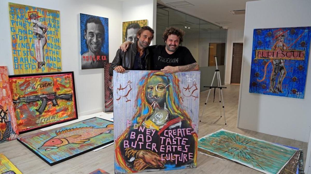 El actor, director, escritor y artista español Jordi Mollà junto al artista Domingo Zapata.