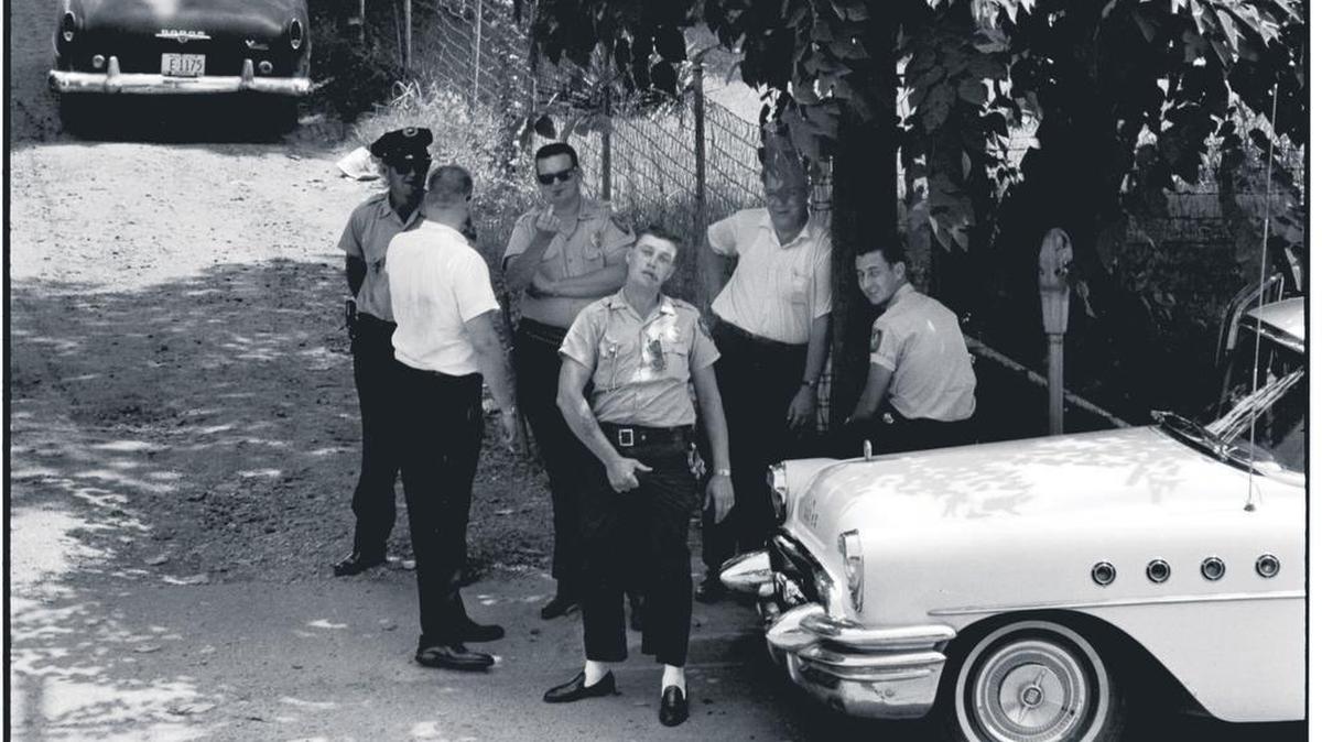 ‘Clarksdale, Mississippi , police pose for a photograph as ministers from the National Council of Churches march to the local church’, 1963. Foto incluída en el libro Danny Lyon: Memories of the Southern Civil Rights Movement, (Chapel Hill, NC: The University of North Carolina Press, 1991)