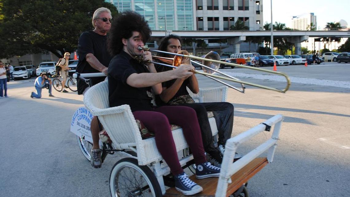 Trompetistas amenizando el evento "Traffic Jam" (Embotellamiento) el 3 de diciembre de 2016, en Miami, Florida. 