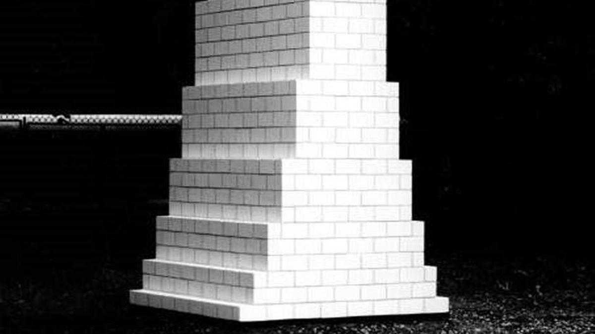 ‘Tower (Lodz)’, 1993, escultura de Sol LeWitt hecha de bloques de concreto. Una de las tres esculturas que serán mostradas en espacios públicos gracias a una colaboración entre el Institute of Contemporary Art Miami y el Design District.