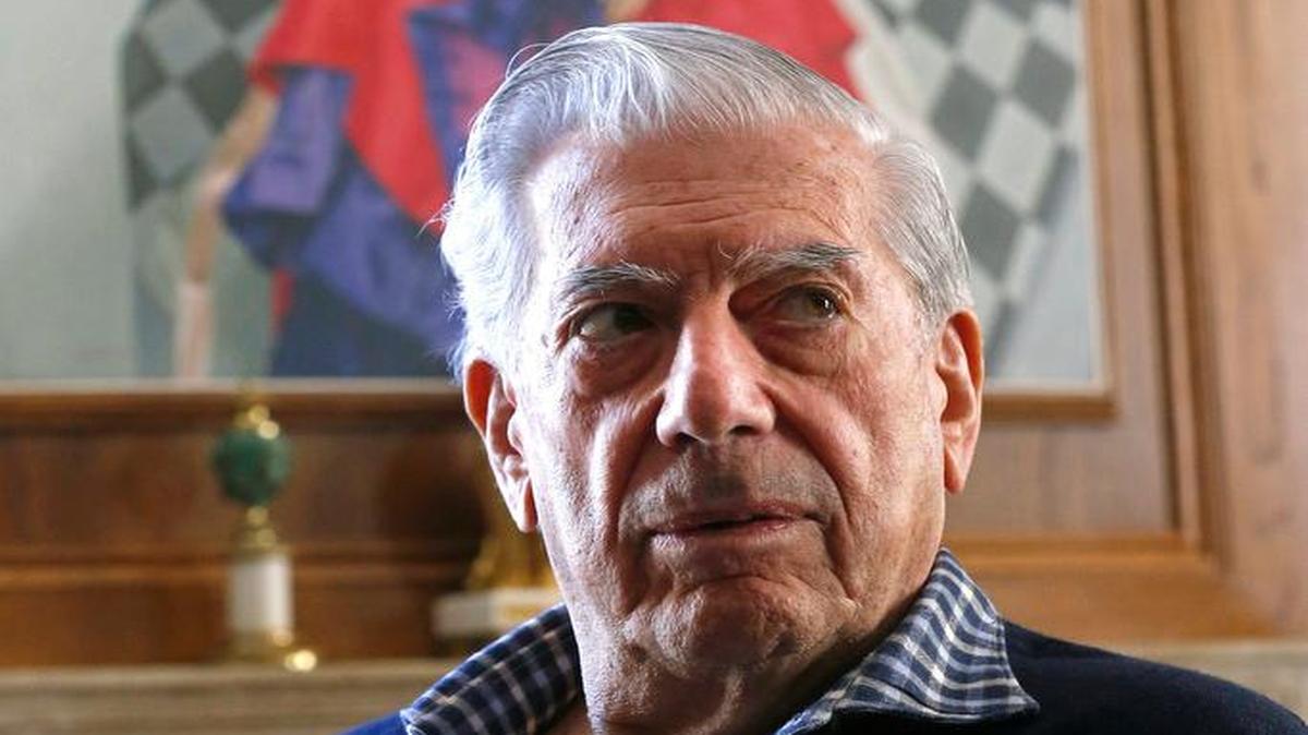 El escritor Mario Vargas Llosa, en su residencia actual, la casa que comparte en Puerta de Hierro (Madrid) con su pareja, Isabel Preysler.