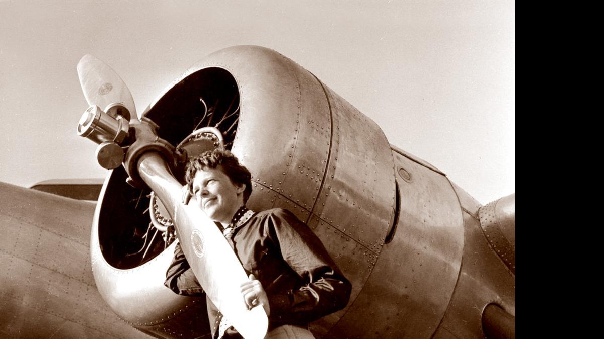 
En esta foto del 20 de mayo 1937, proporcionada por la Agencia Paragon, la aviadora Amelia Earhart en la hélice de su avión Electra, tomada por Alberto Bresnik en el Aeropuerto de Burbank, California.
