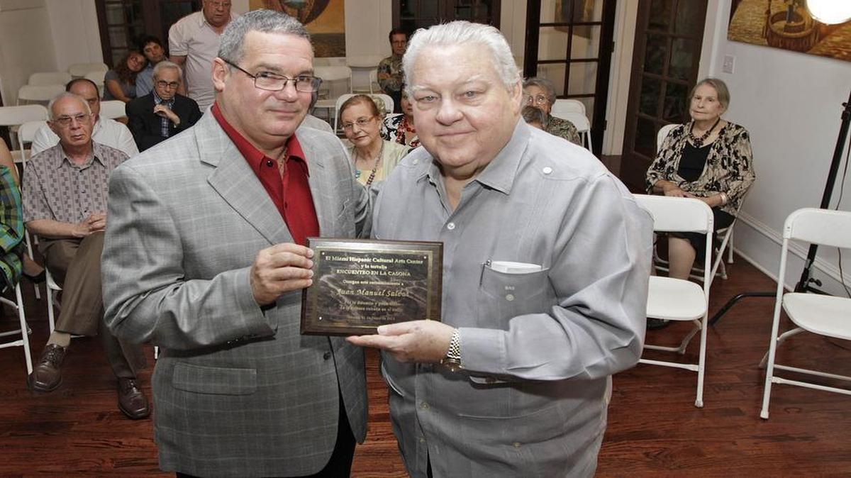 
Luis de la Paz en homenaje al editor Juan Manuel Salvat en la Casona, Miami Hispanic Cultural Arts Center, en junio del 2013.

