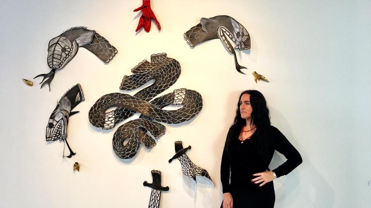 La artista española Susana Guerrero, frente a la obra ‘La Mare dels Peixos’, 2017, xilografía sobre piel y cerámica.