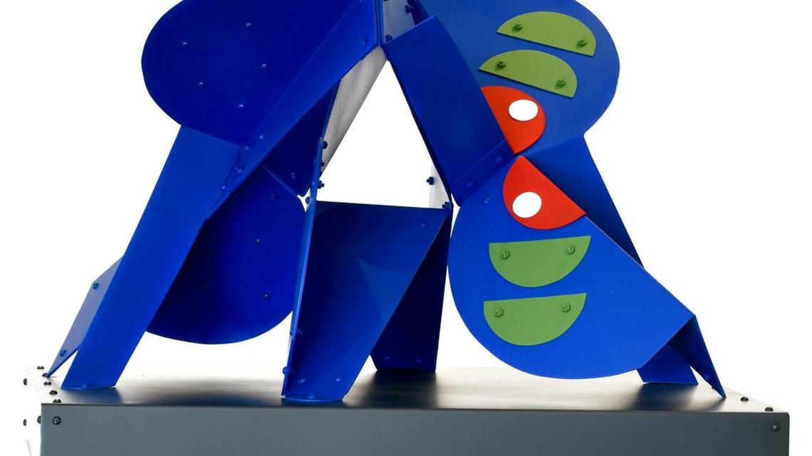 Gran Mariposa, 1998, aluminio pintado, 32 x 39 x 32 pulgadas, pieza única.