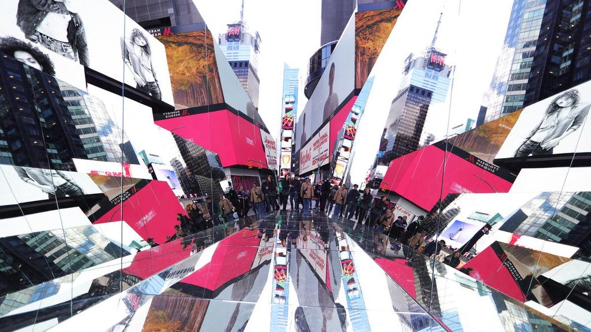 ‘El principio del fin’, obra expuesta en la populosa Times Square, alude al comienzo de un final inevitable y decadente.