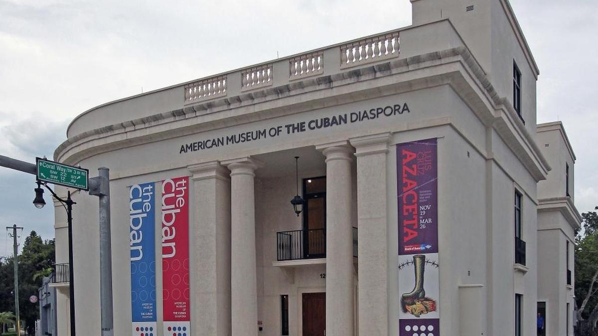 El Museo dispone de cuatro salas, en dos pisos. En la planta superior hay un salón para conferencias, obras de arte y proyecciones.