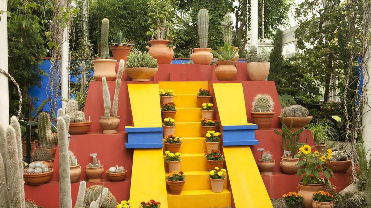 Este foto proporcionada por el Jardín Botánico de Nueva York muestra cactus, colores y texturas de exhibición "Frida Kahlo: Arte, Jardín, Vida" en el Jardín Botánico de Nueva York en el Bronx, Nueva York.