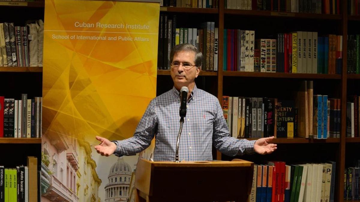 El doctor Gustavo Pérez Firmat en Books and Books, Coral Gables.