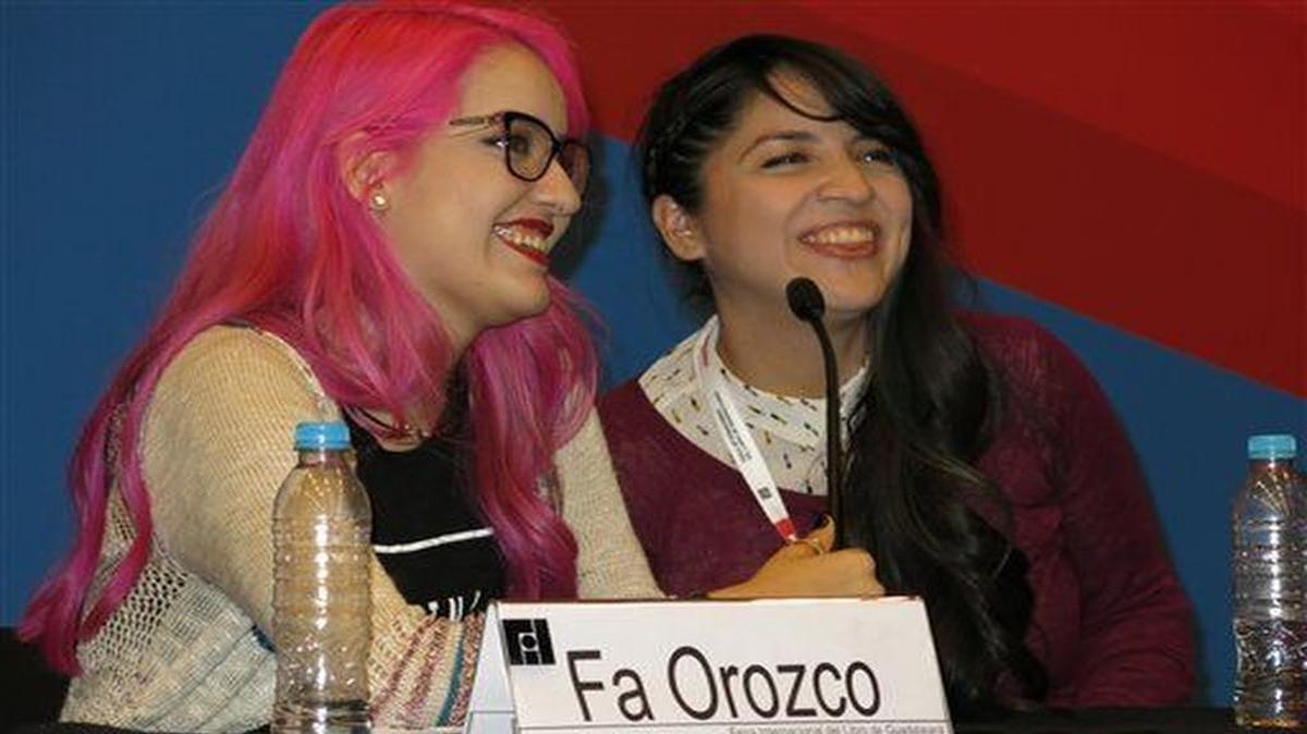 Las booktubers mexicanas Fa Orozco, a la izquierda, y Alejandra Segura participan en una mesa redonda en la Feria Internacional del Libro de Guadalajara, en México. Los booktubers se han vuelto muy populares en México y sus videos sobre libros consiguen miles de visionados.