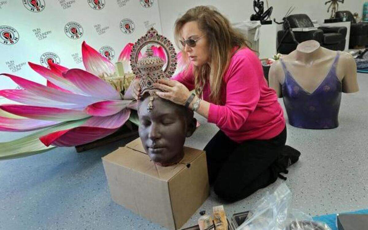 
La artista Carole Feuerman trabajando en su pieza Durga Ma en R.U.N. Art Foundry, Miami.
