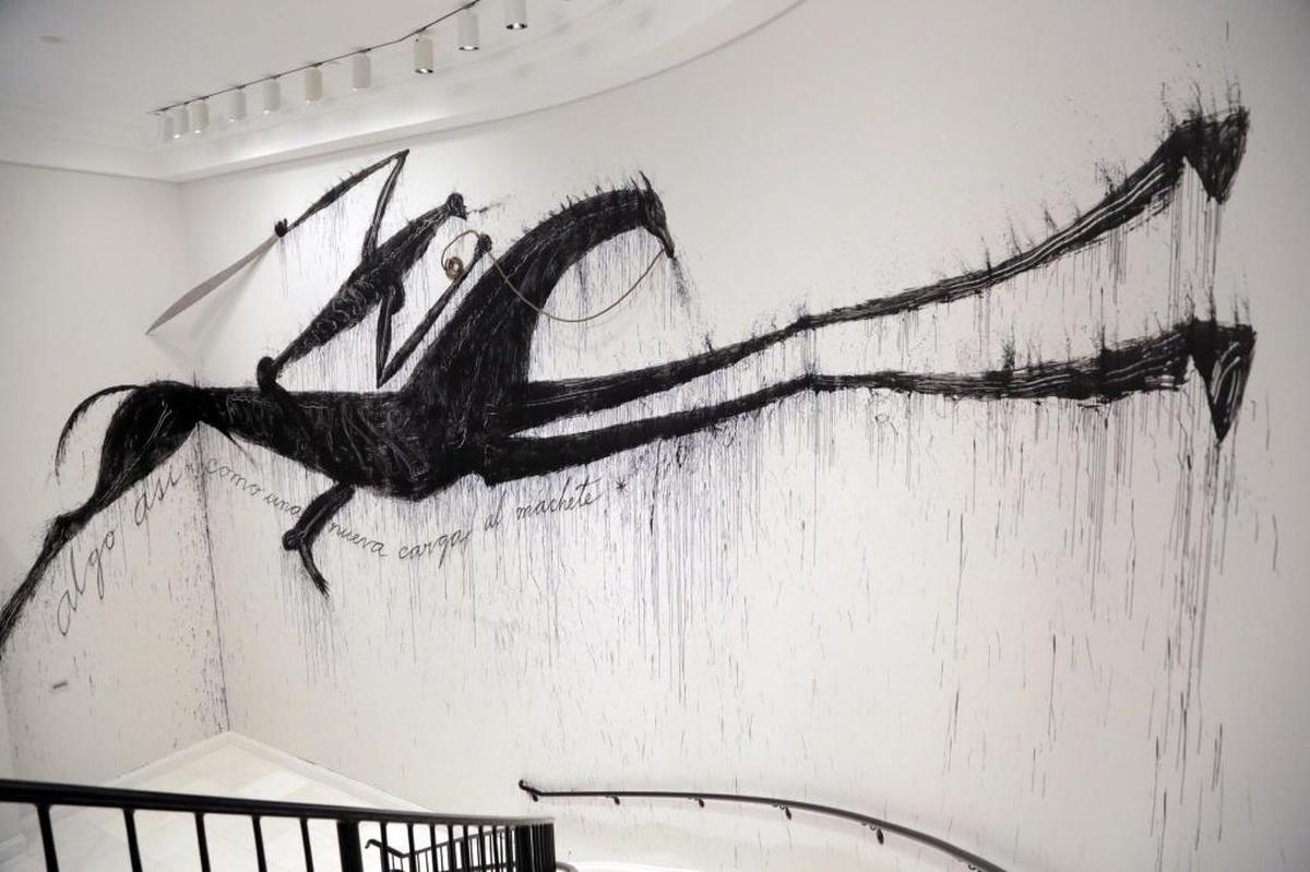 ‘Así... como una nueva carga al machete’, de José Bedia, en la pared de la escalera del American Museum of the Cuban Diaspora, parte de la muestra OF/BY/FOR.