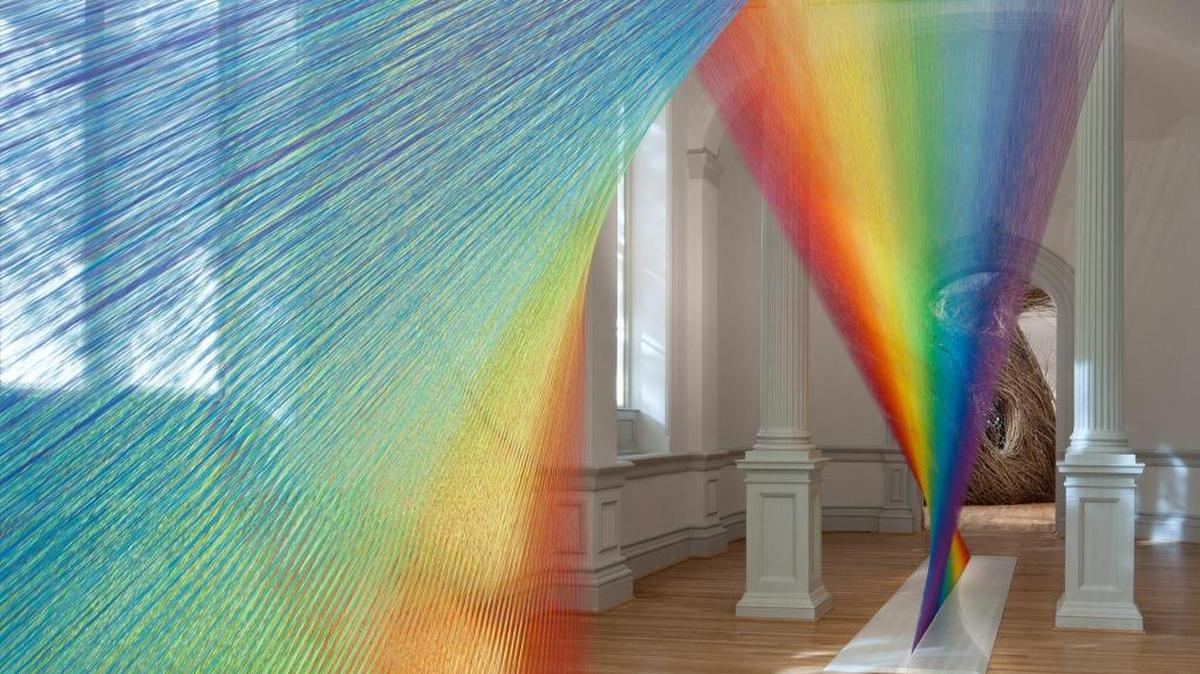 Fotografía cedida por la Renwick Gallery que muestra el gran arco iris "Plexus A1", obra del artista mexicano Gabriel Dawe. Atravesar el arco iris, pasear por un bosque encantado o simplemente dejarse envolver por luces y formas es el tipo de experiencia que el visitante se llevará de "Wonder" ("Maravilla"), la exposición inaugural de la recién renovada Galería Renwick de Washington, conocida como el "Louvre de América".