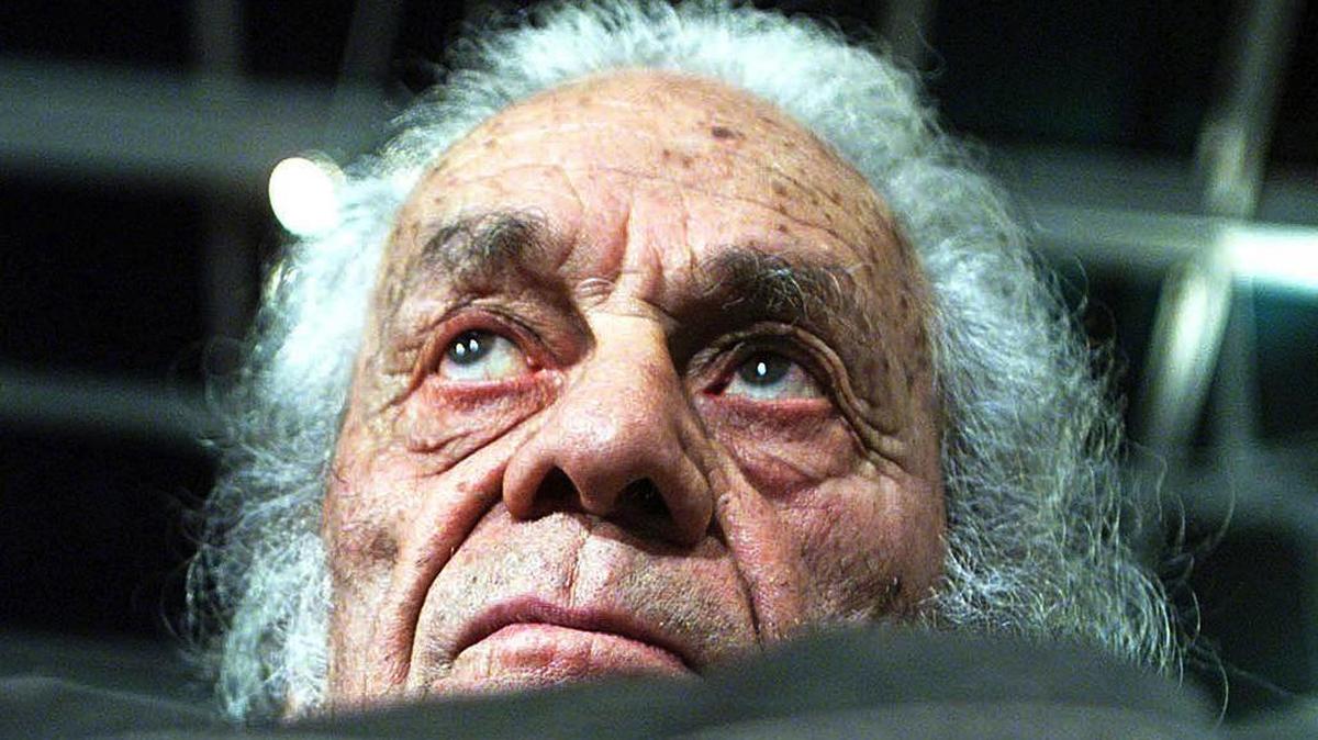 
Fotografía del 8 de agosto del 2001 que muestra al poeta chileno Nicanor Parra en una exposición personal en la sede de Telefónica en Santiago de Chile. 
