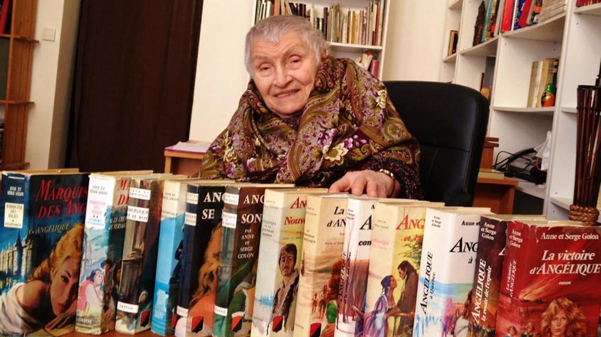 La escritora francesa Anne Golon posa en Versalles, al oeste de París, el 26 de septiembre de 2015.