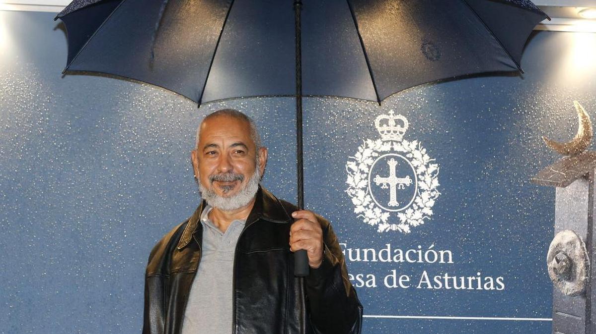 
El escritor cubano Leonardo Padura, Premio Princesa de Asturias de las Letras 2015, posa a su llegada hoy a la capital asturiana, donde el viernes recibirá este galardón de manos del rey Felipe. 
