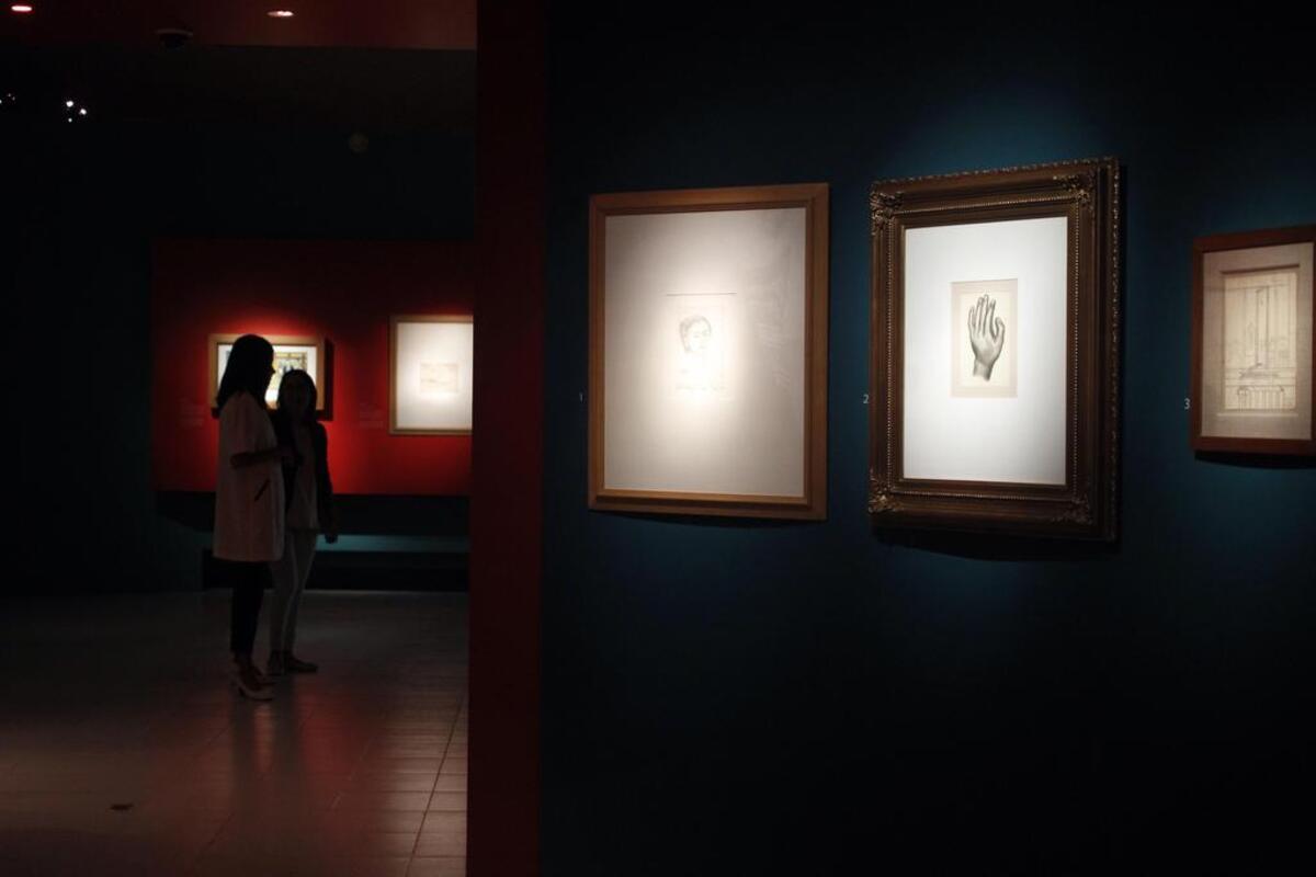 Visitantes observan el martes 4 de julio de 2017 la exposición "Me pinto a mi misma" de la pintora mexicana Frida Kahlo, para conmemorar el 110 aniversario de su nacimiento, en el Museo Dolores Olmedo que abre al público esta exposición a partir del 6 de julio de 2017 en Ciudad de México.