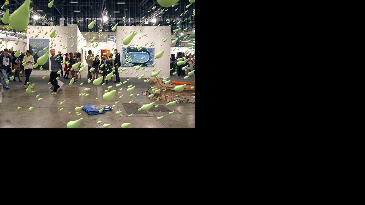 
“Small Rain” del artista Urs Fisher fue una de las obras en exhibición durante la apertura de la feria Art Basel Miami Beach en el Centro de Convenciones de esta ciudad, el miércoles 3 de diciembre del 2014. 

