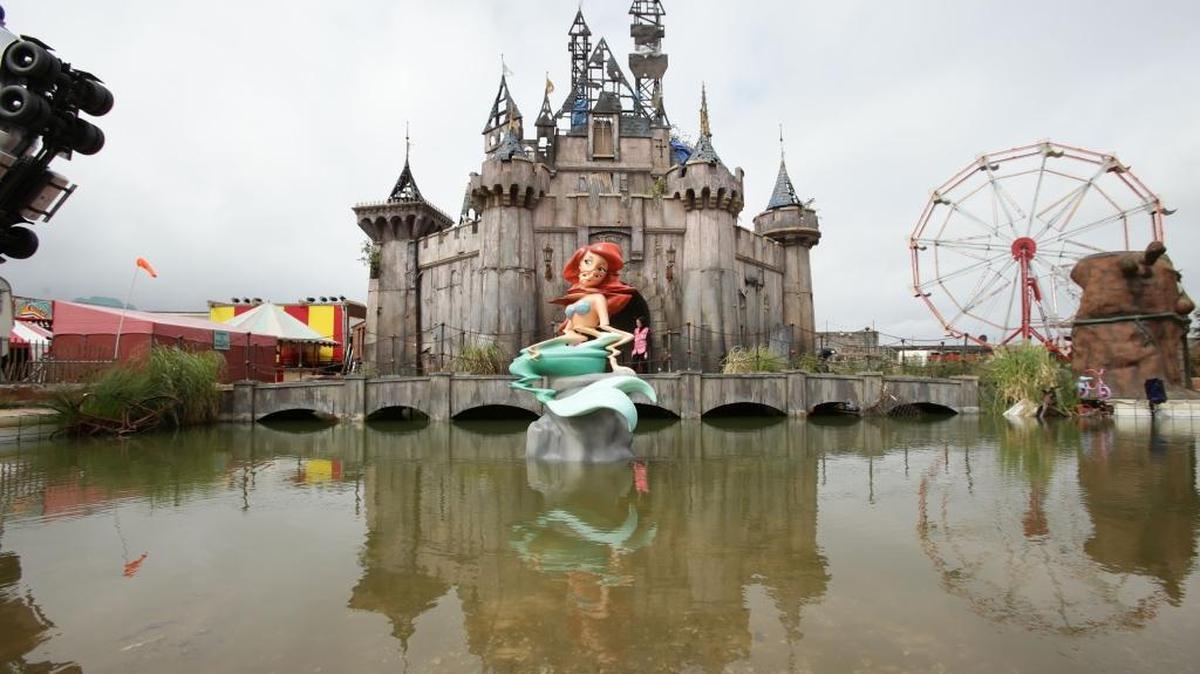 
Una vista de ‘Dismaland’, un parque de atracciones anárquico obra del artista callejero Banksy.
