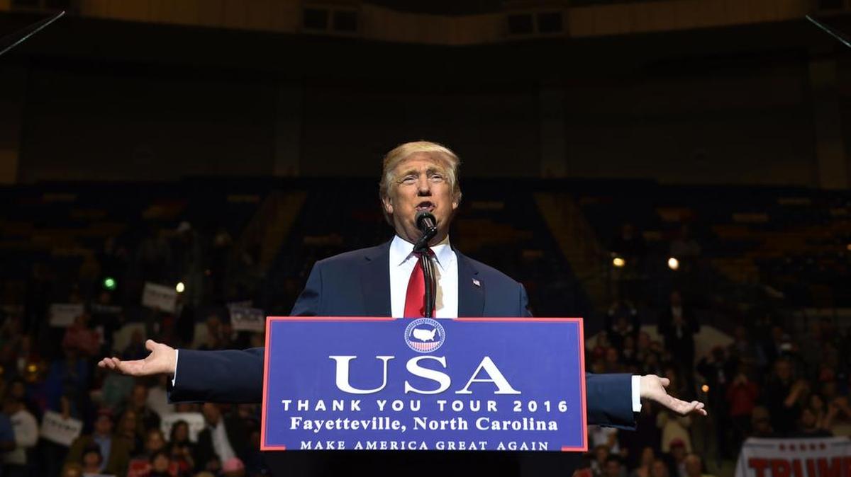 El Presidente electo de los Estados Unidos, Donald Trump, habla en el Crown Coliseum de Fayetteville, Carolina del Norte, el 6 de diciembre de 2016, durante su gira USA Thank You Tour.