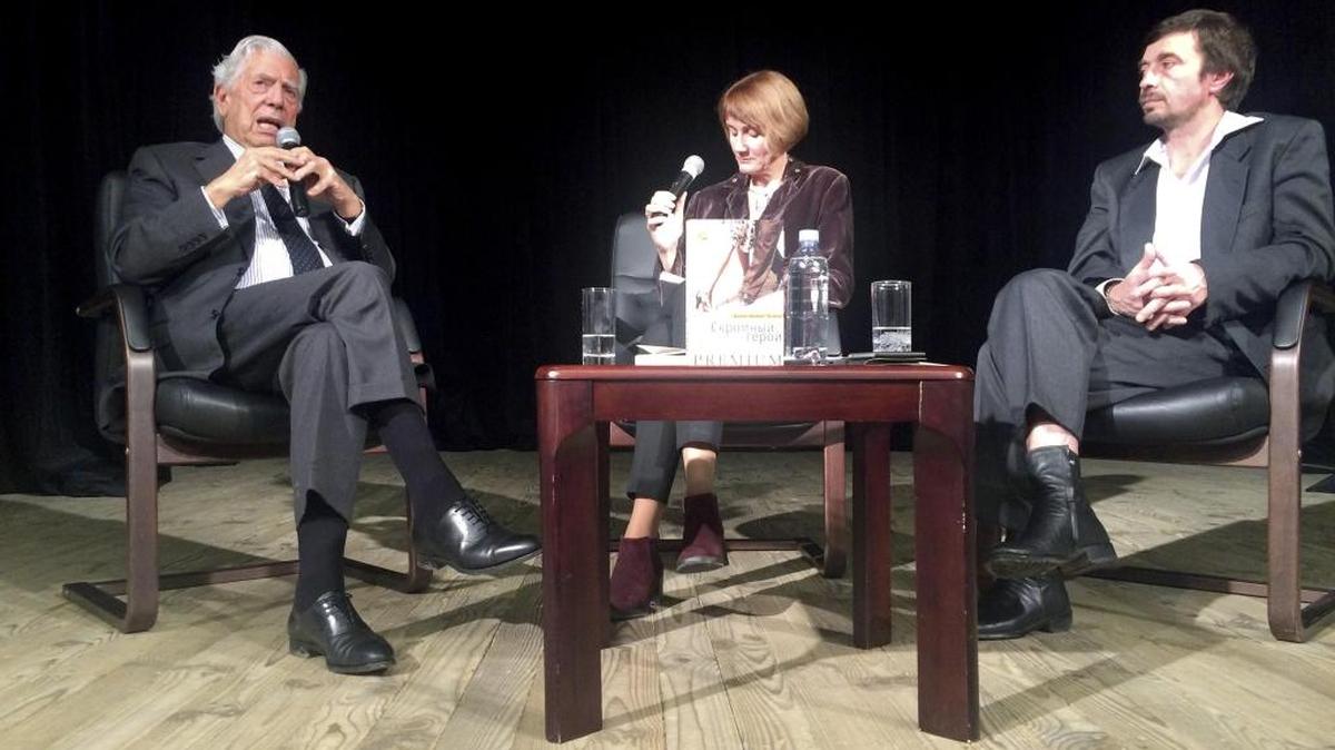 El escritor hispanoperuano Mario Vargas Llosa (izq.) mantiene un encuentro con lectores en Yásnaya Poliana tras visitar el sábado 14 de octubre del 2017 la finca donde vivió y murió el gran novelista ruso León Tolstoi, una de sus grandes influencias, con lo que puso el broche de oro a su estancia en Rusia.