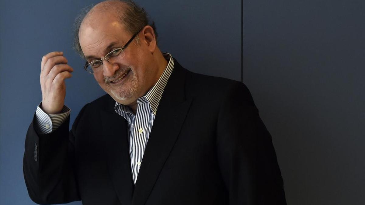 
El escritor Salman Rushdie, durante la entrevista con Efe con motivo de la presentación de su nueva novela "Dos años, ocho meses y veintiocho noches", un homenaje del autor de "Los versos satánicos" a las "Mil y una noches" y su relato más "loco" sobre la lucha entre fe y razón

