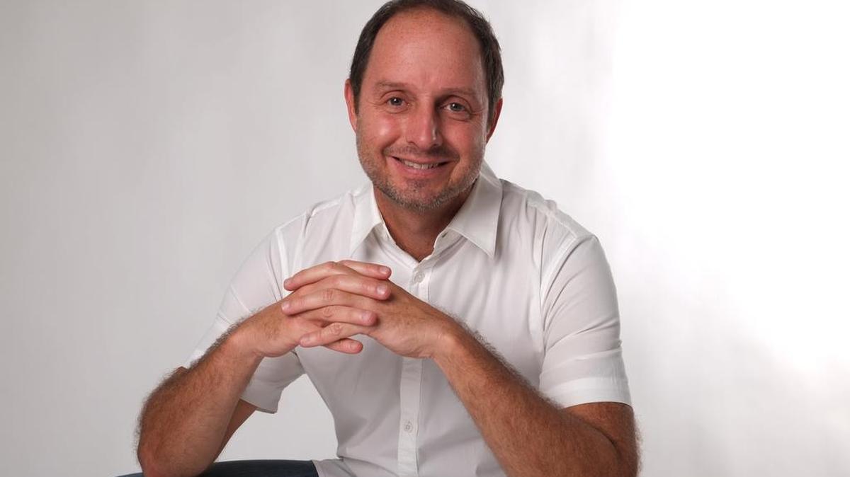 Eli Bravo, periodista, autor y conferencista venezolano en ‘Tómate una copa’, taller para escribir sobre las experiencias de vida.