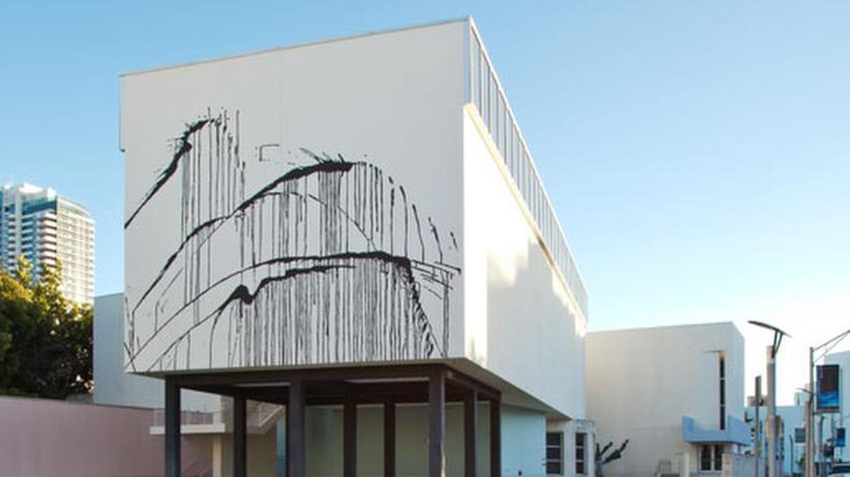 Michael Linares en el Bass Museum of Art, fachada norte.